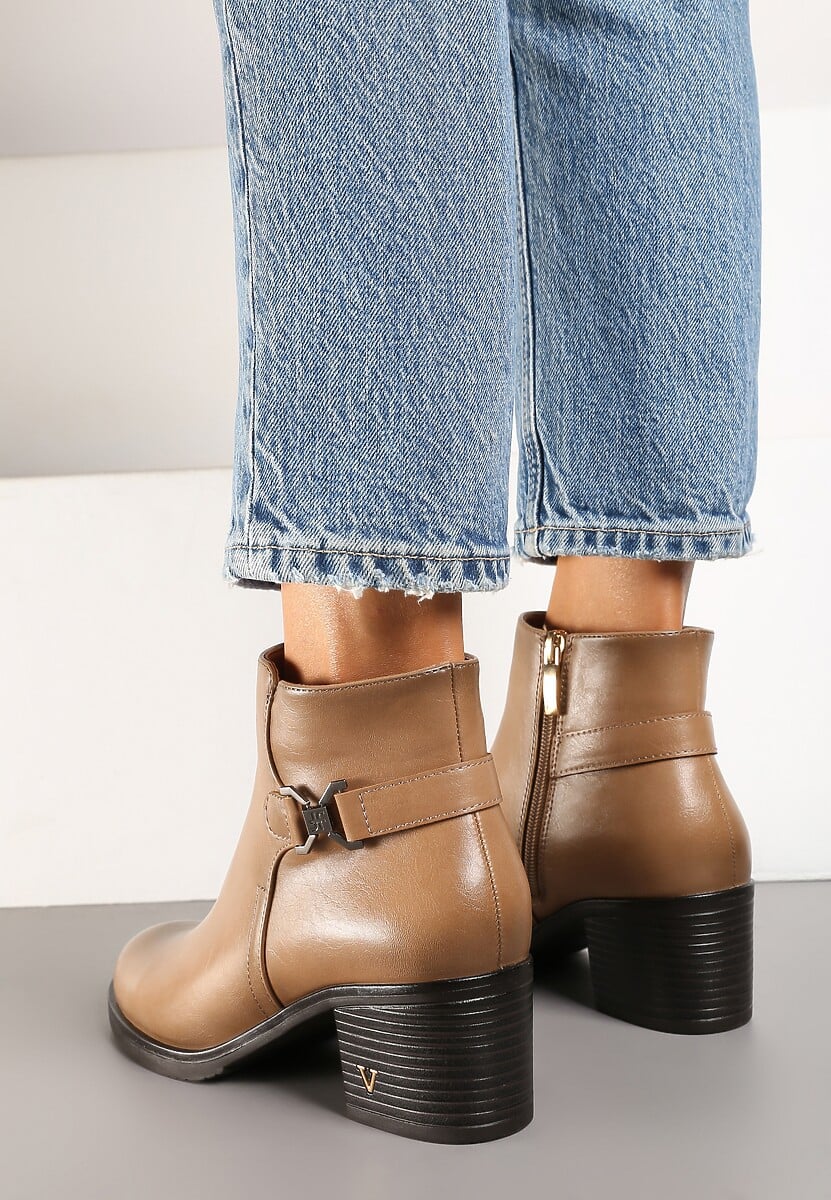 Ciemnobeżowe Botki na Słupkowym Obcasie Zdobione Elegancką Aplikacją przy Cholewce Ninnarella