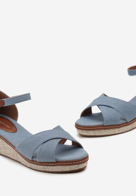 Niebieskie Sandały na Niewysokim Koturnie z Materiałową Wstawką Cariama
