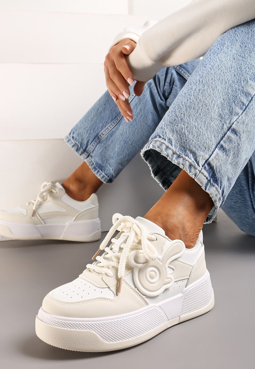 Biało-Beżowe Sneakersy na Niskiej Platformie z Wypukłą Ozdobą Irasa