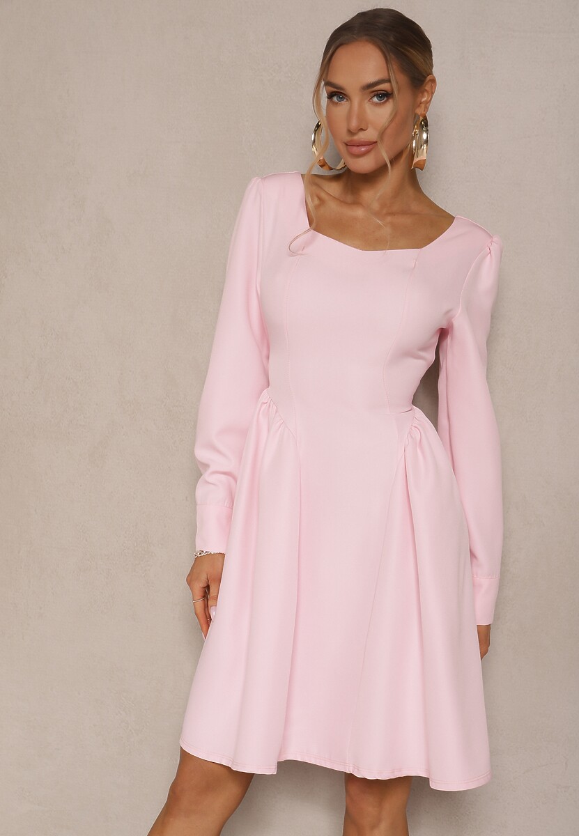 Bordowa Sukienka o Rozkloszowanym Kroju Ozdobiona Kwadratowym Dekoltem Katirva