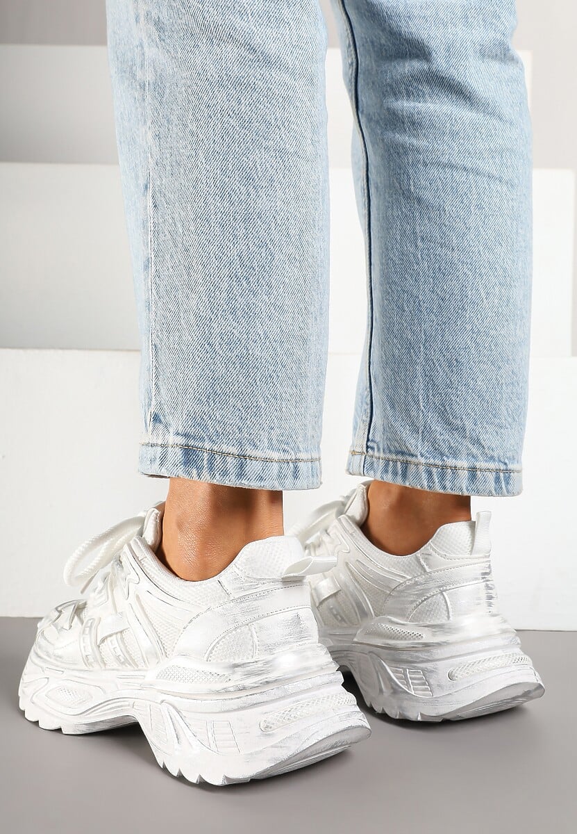 Białe Sneakersy na Platformie z Tłoczonym Wzorem Larrisna