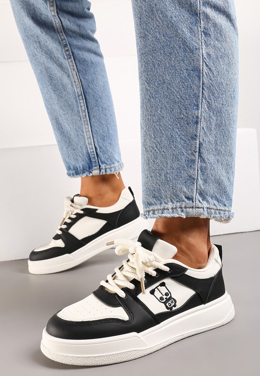 Czarno-Beżowe Sznurowane Sneakersy z Ekoskóry z Ozdobną Naszywką i Perforacją Vetria