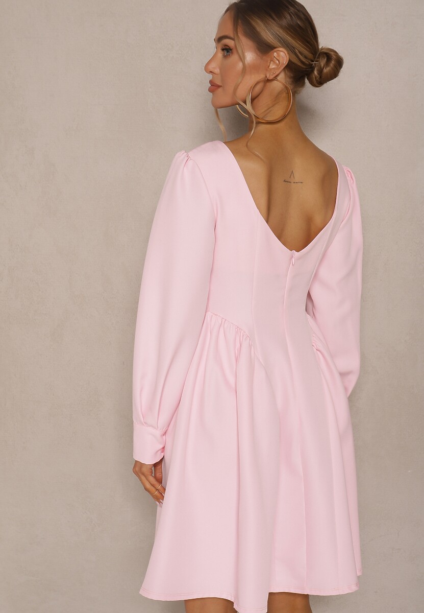 Różowa Sukienka o Rozkloszowanym Kroju Ozdobiona Kwadratowym Dekoltem Katirva