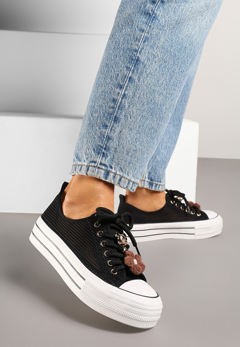 Czarne Trampki na Platformie z Ażurową Cholewką i Aplikacjami 3D Leniri