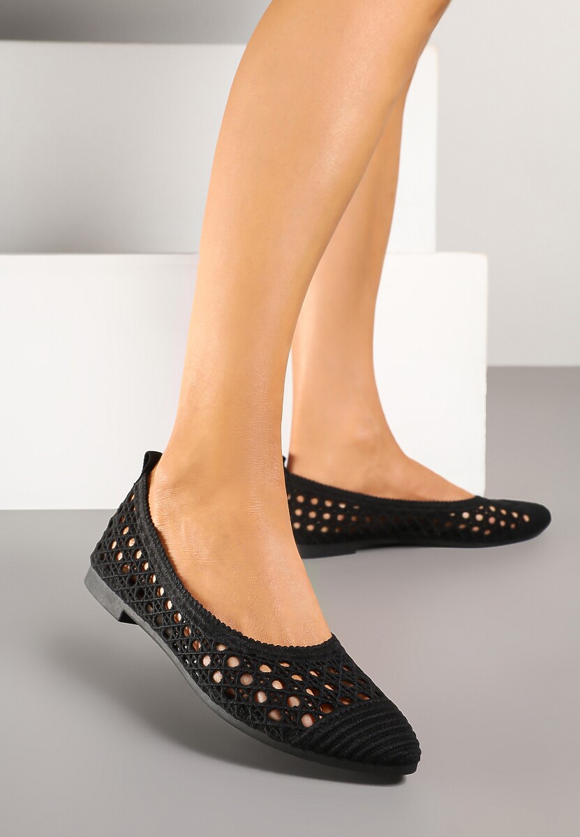 Czarne Balerinki Ozdobione Ażurowym Wzorem Ulimariela