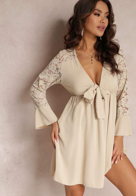 Beżowa Sukienka Mini z Gumką w Pasie i Koronkowymi Rękawami Cobham
