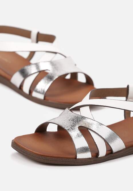 Białe Sandały z Przeplatanymi Paskami i Metalicznym Zdobieniem Pasirela
