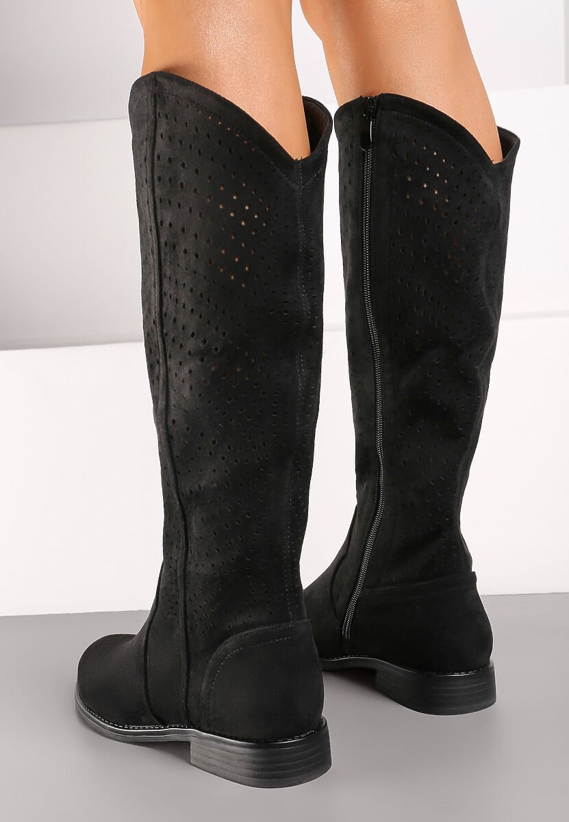 Czarne Kozaki na Płaskiej Podeszwie Ozdobione Ażurowym Wzorem Riviana