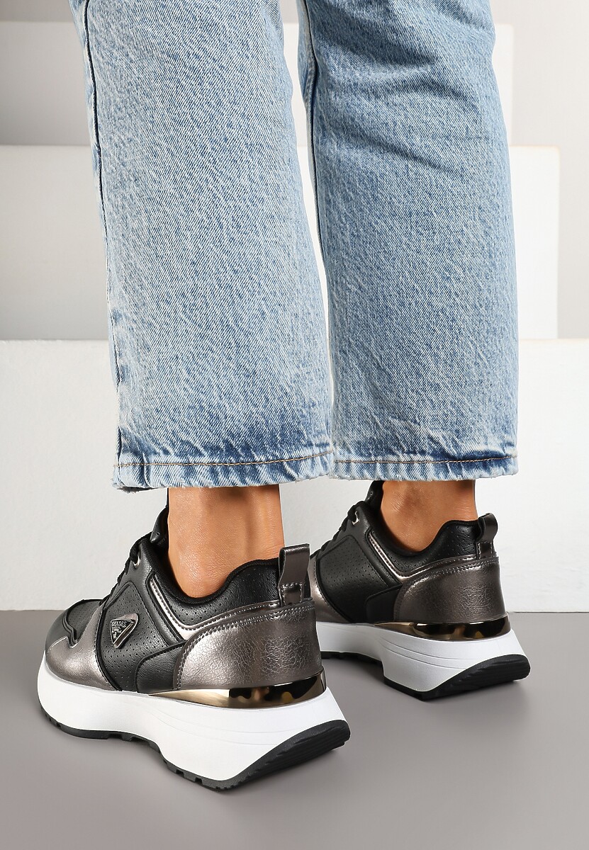 Czarne Sneakersy z Metalicznymi Ozdobami i Perforacją Larivna