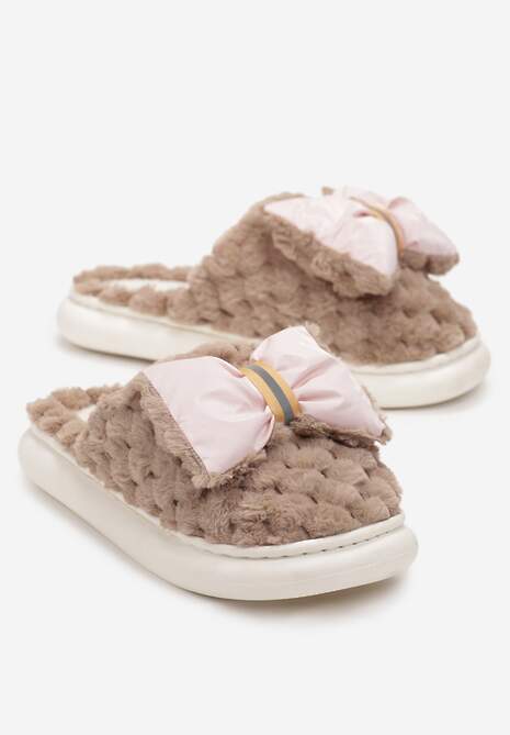 Ciemnobeżowe Ciepłe Kapcie Futrzane Ozdobione Tłoczeniem i Kokardką Davelle