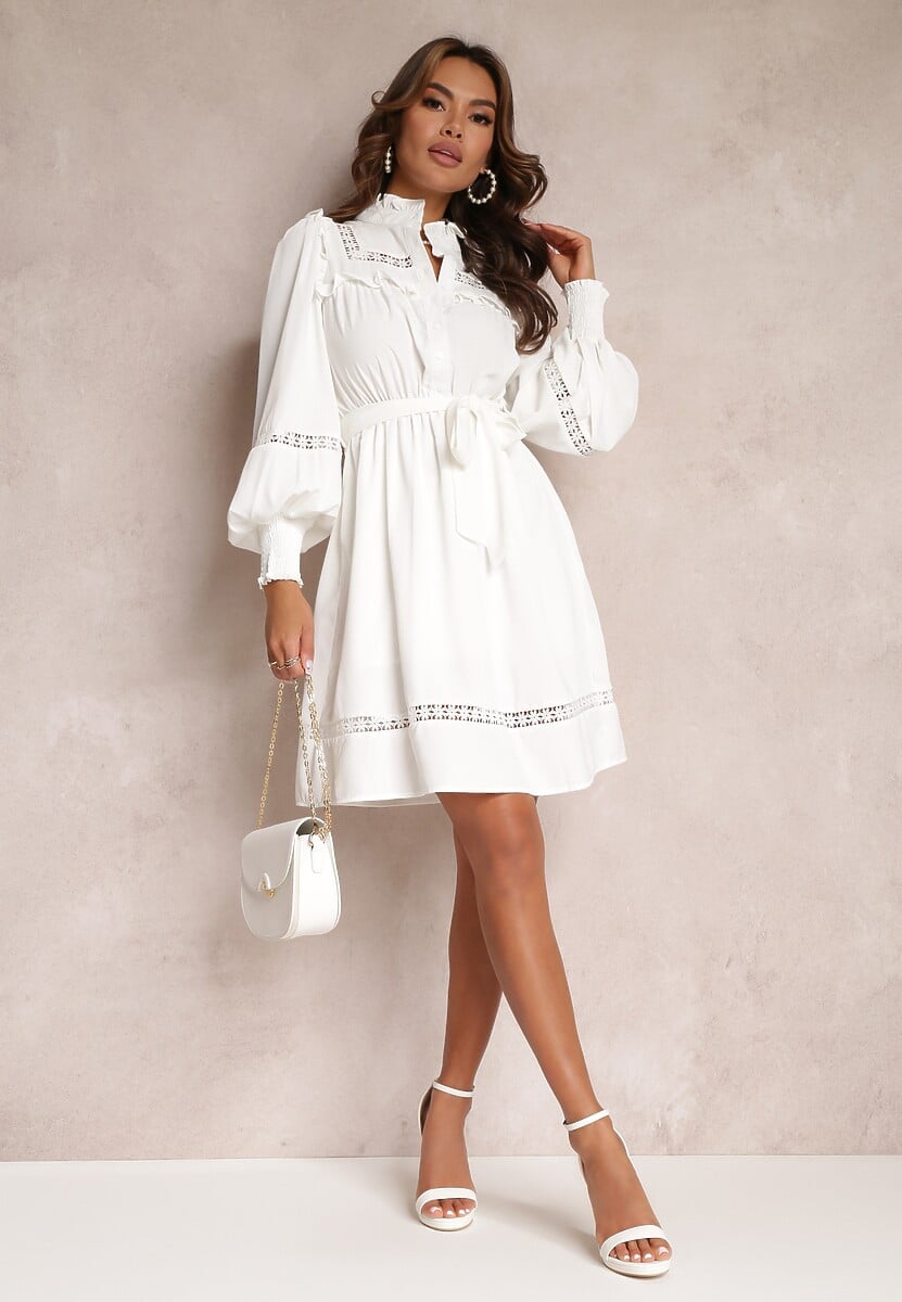 Biała Rozkloszowana Sukienka ze Stójką i Gumką w Talii Amrei