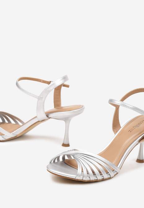 Srebrne Sandały z Imitacji Skóry na Niskiej Szpilce ze Sprzączką Marique