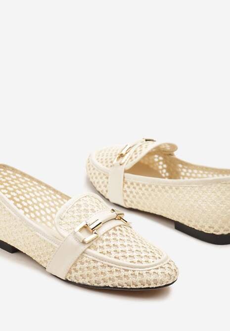 Beżowe Mokasyny Ozdobione Siateczkową Cholewką i Klamrą Zelure