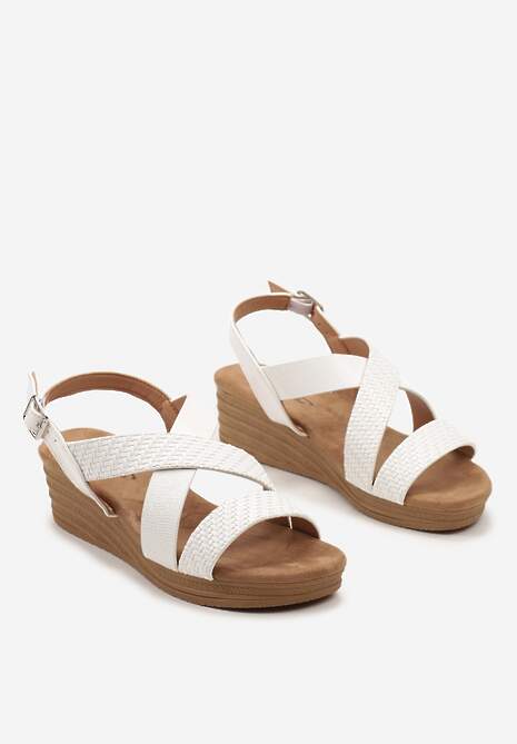 Białe Casualowe Sandały na Koturnie Zapinane przy Kostce z Tłoczonymi Paskami Folita