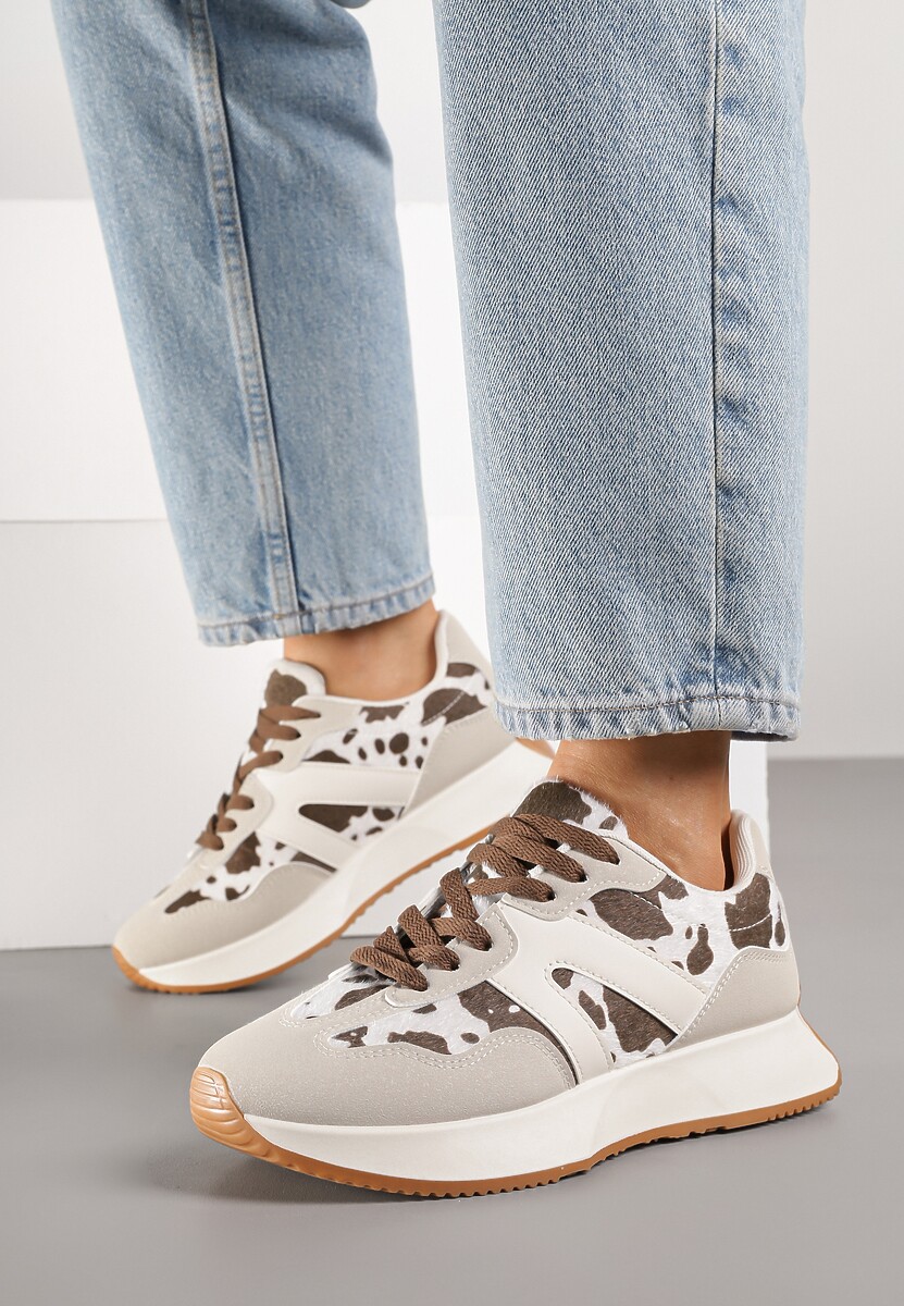 Beżowo-Brązowe Sneakersy na Płaskiej Podeszwie z Geometryczną Wstawką i Wzorem w Krowie Łaty Sewla