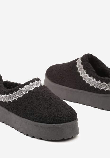 Czarne Śniegowce na Platformie z Niską Cholewką i Haftem Zinnorea