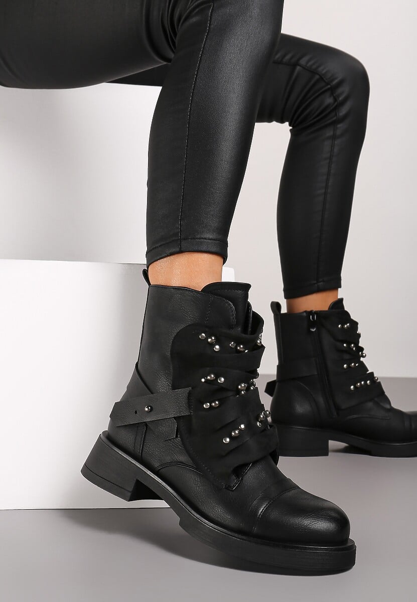 Czarne Botki w Streetwearowym Stylu Ozdobione Nitami i Naszywką Lirelina