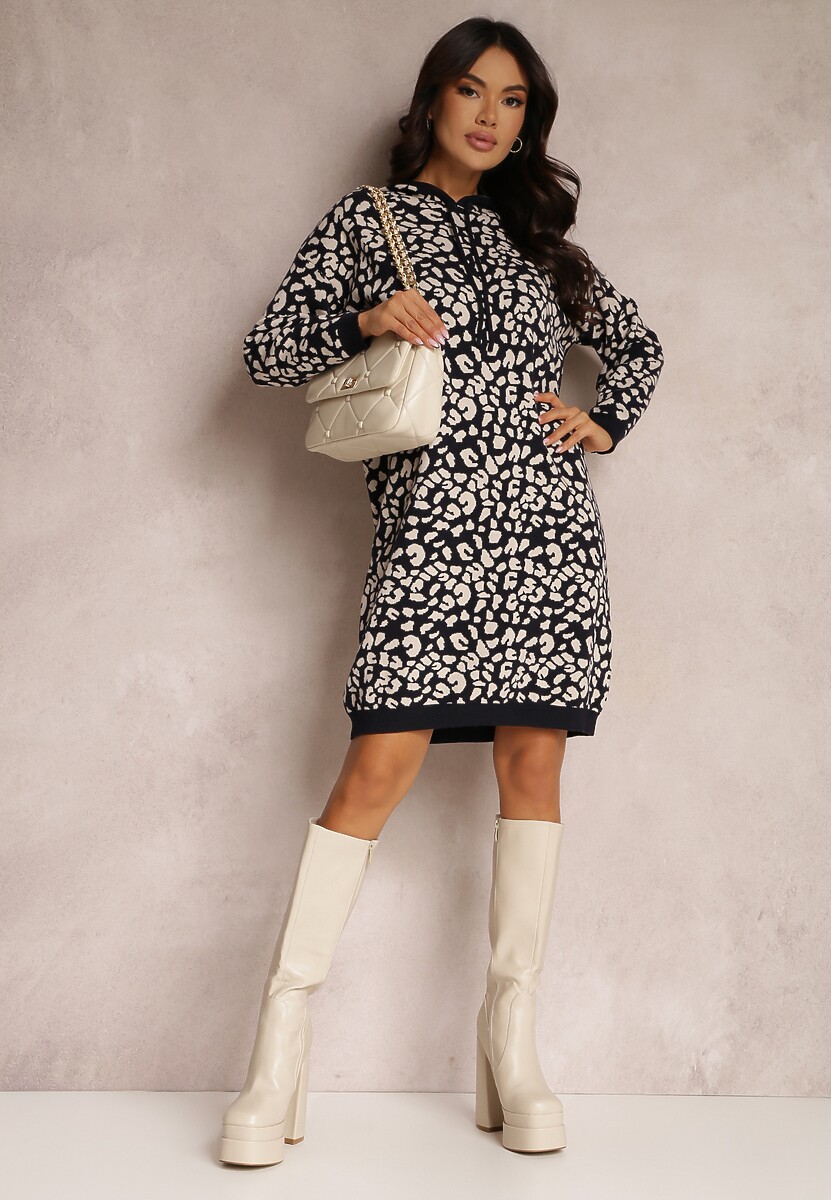 Czarno-Biała Sukienka Sweterkowa z Kapturem w Cętki Legava