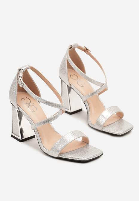 Srebrne Sandały na Słupku Metaliczną Aplikacją Finadoria