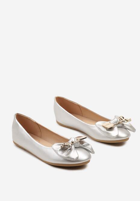 Srebrne Casualowe Balerinki na Płaskiej Podeszwie Ozdobione Metalowym Elementem i Kokardą Timahel