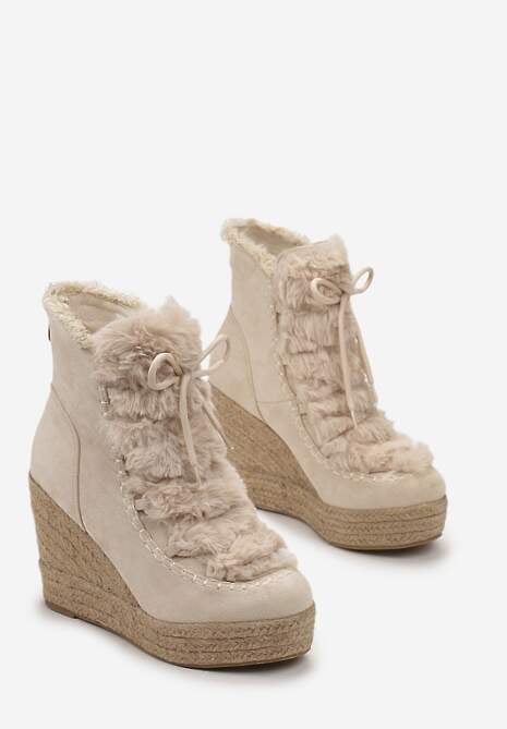 Beżowe Botki z Futerkiem na Koturnie Ozdobionym Plecionką Adamirra
