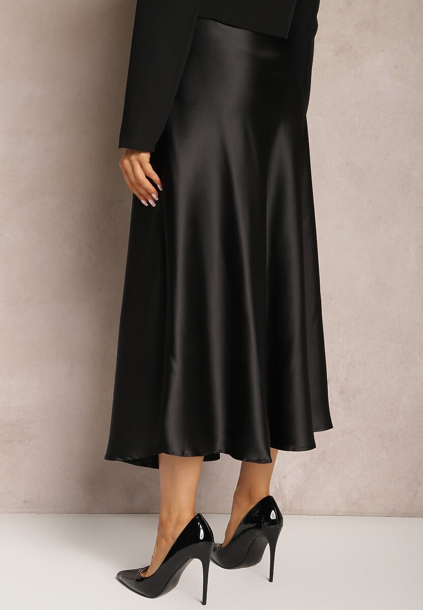 Czarna Satynowa Midi Spódnica Rozkloszowana z Gumką w Pasie i Suwakiem Leose