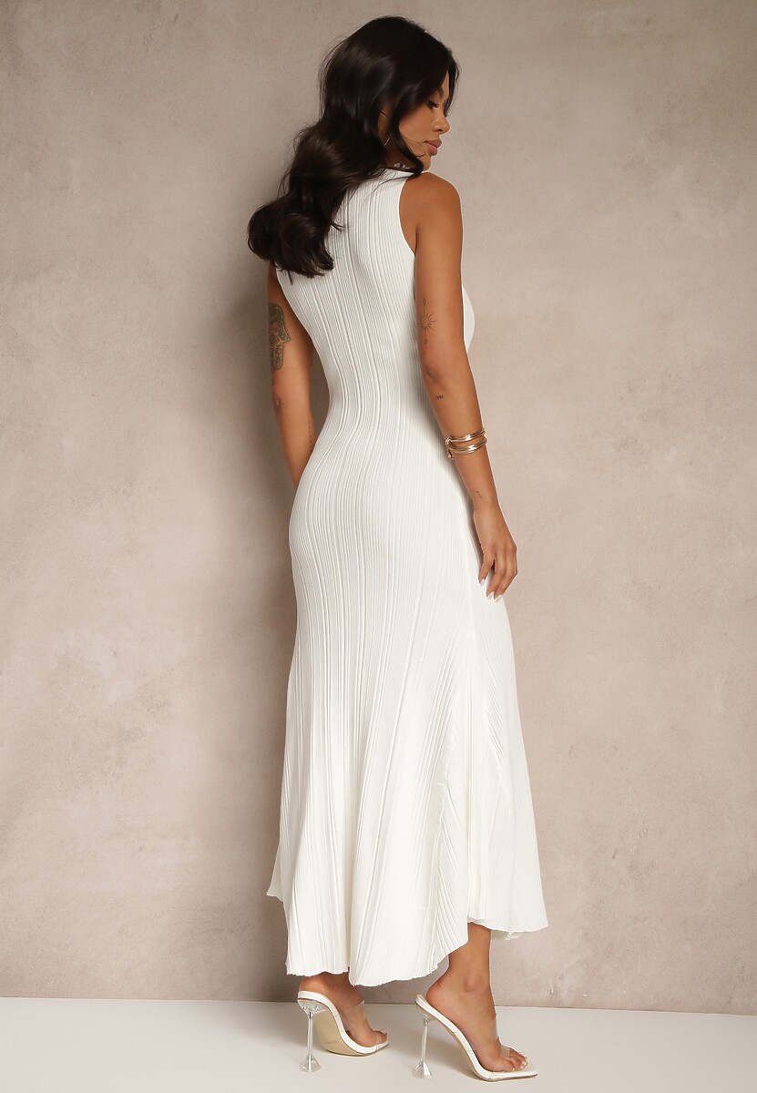 Biała Sweterkowa Sukienka z Wiskozy Ozdobiona Guzikami Lunioris