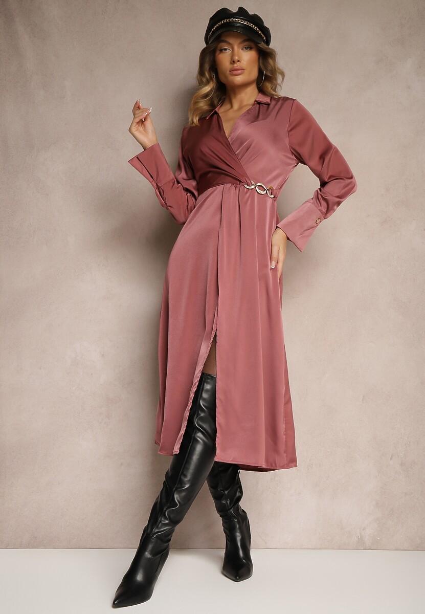 Beżowa Satynowa Sukienka Kopertowa z Gumką i Łańcuszkiem w Talii Shaffa