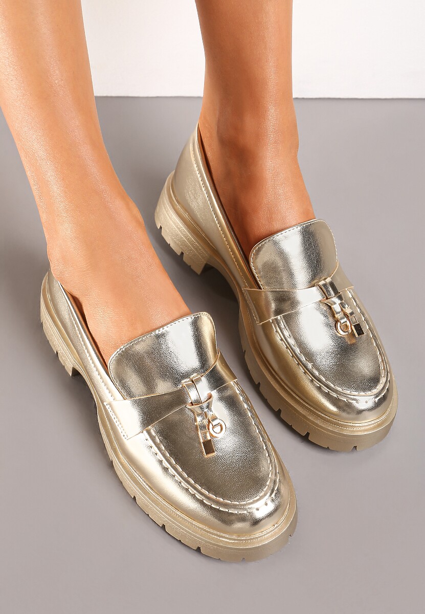 Złote Mokasyny Ozdobione Metaliczną Aplikacją na Cholewce z Ekozamszu Fawna