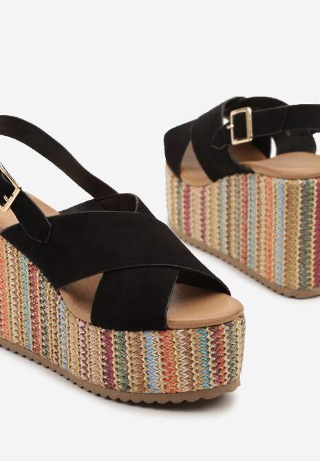 Czarne Sandały na Koturnie Ozdobionym Plecionką Meradrela