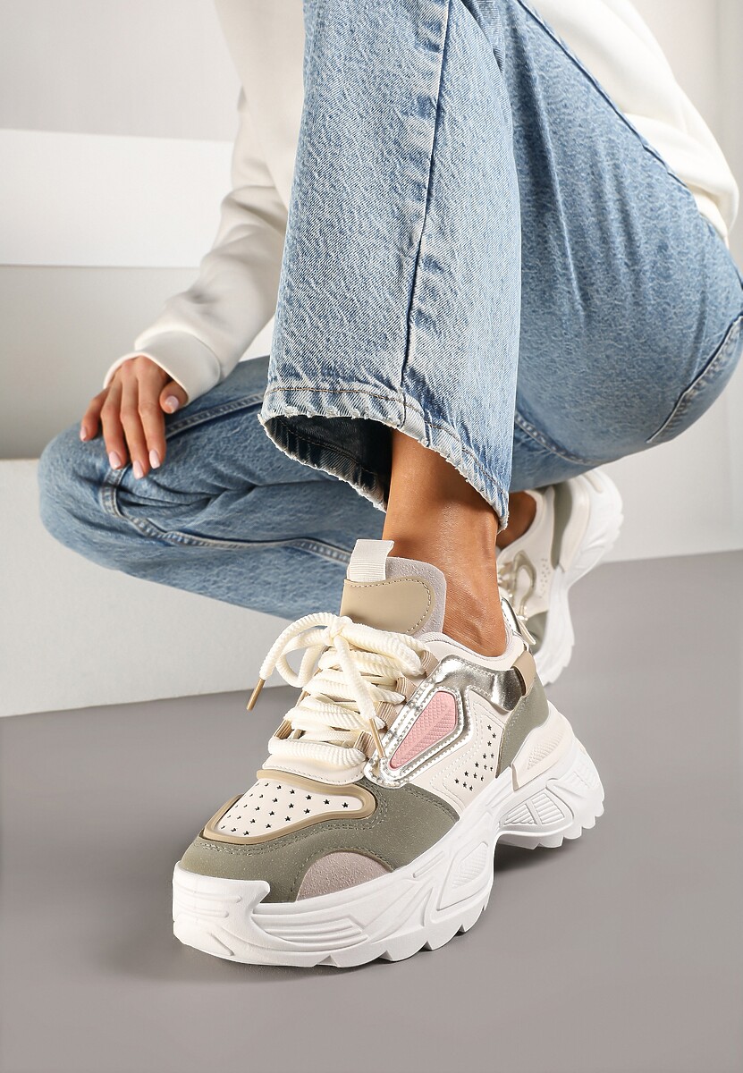 Białe Sneakersy w Streetwearowym Stylu na Tłoczonej Podeszwie Nelasea