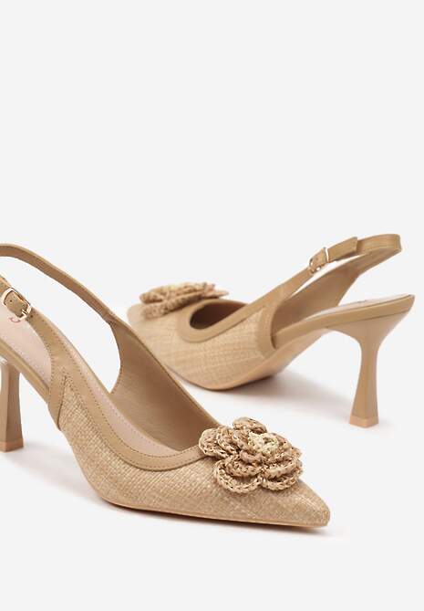Ciemnobeżowe Plecione Sandały na Szpilce z Odkrytą Piętą i Kwiatową Aplikacją Sillifia