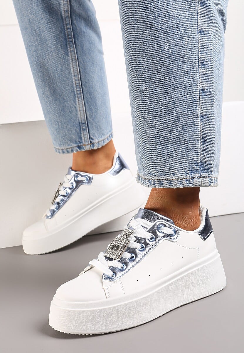 Biało-Niebieskie Sneakersy z Metaliczną Zawieszką na Sznurówkach Ozdobioną Cyrkoniami Edosa
