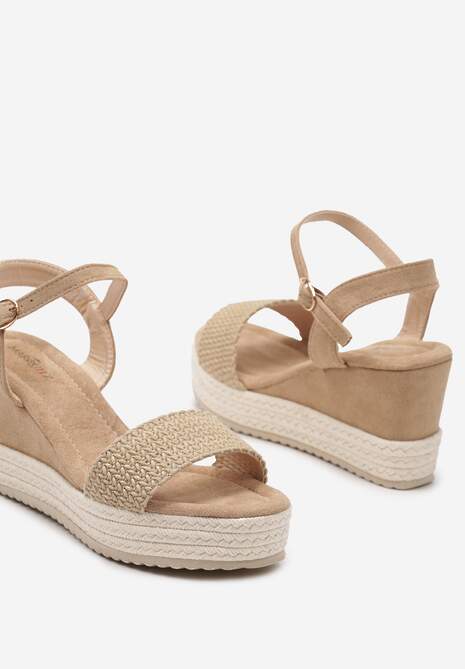 Ciemnobeżowe Sandały na Koturnie Wykończonym Plecionką z Rafii i Zapięciem przy Kostce Kionara