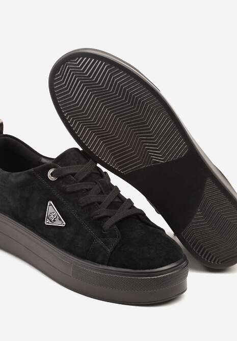 Czarne Sneakersy na Platformie z Zamszu Naturalnego Ozdobione Aplikacją Beliale