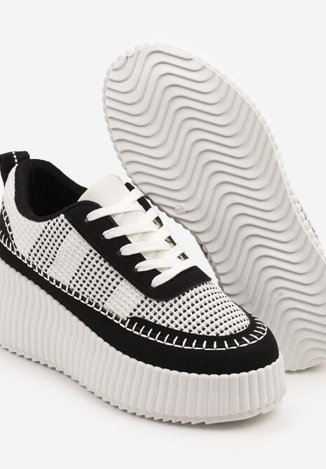 Czarno-Białe Sneakersy na Tłoczonej Platformie z Ozdobnymi Przeszyciami Faloviela