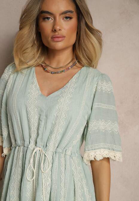 Miętowa Rozkloszowana Sukienka Boho z Bawełny Zdobiona Haftem i Wiązaniem Koriruna