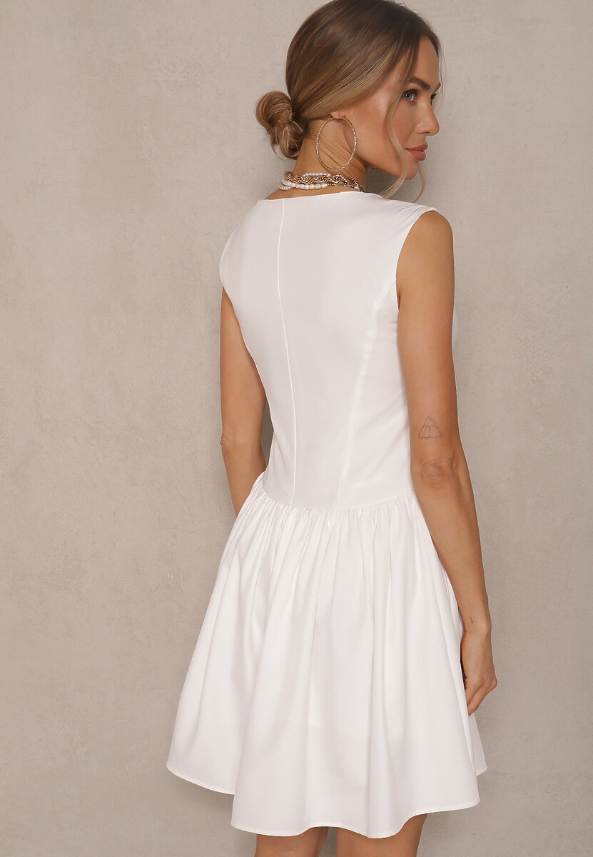 Biała Sukienka o Rozkloszowanym Kroju z Kwadratowym Dekoltem Halivira