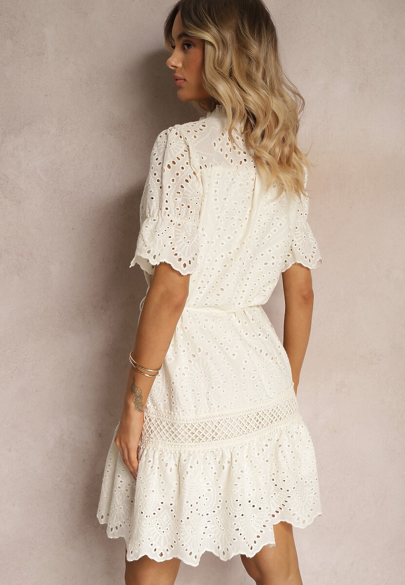 Jasnobeżowa Sukienka Boho z Bawełny Ozdobiona Ażurowym Wzorem Falbaną i Przewiązana Paskiem Nelah