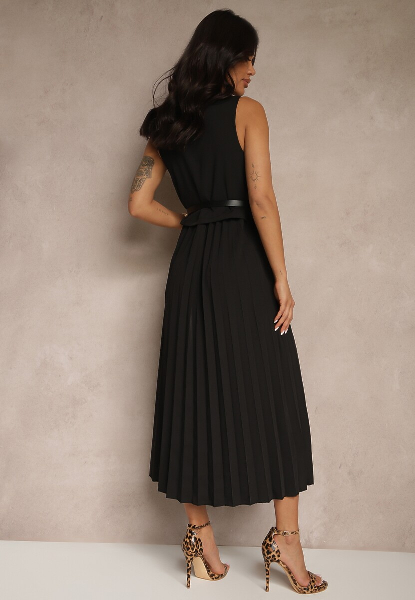 Czarna Plisowana Sukienka o Rozkloszowanym Kroju Bez Rękawów z Paskiem z Klamrą Iffule