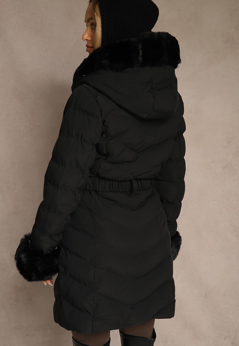 Czarna Kurtka z Pikowanymi Przeszyciami Mocno Ocieplana z Paskiem i Odpinanym Futerkiem Hedista