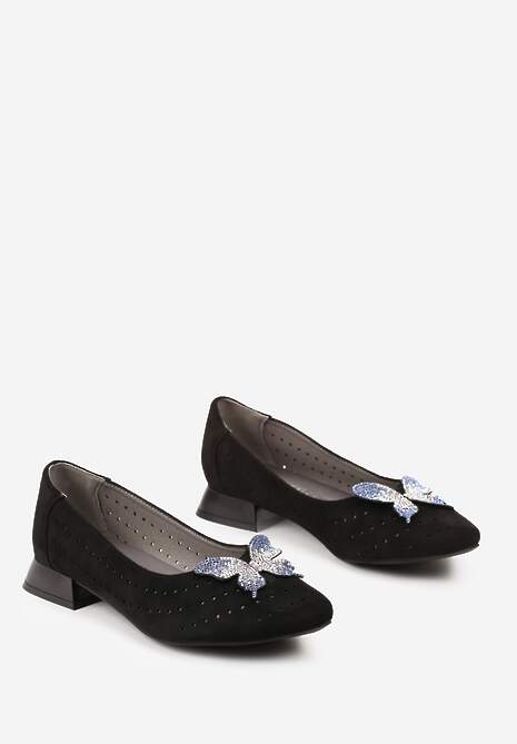 Czarne Czółenka Ozdobione Motylkiem i Ażurową Perforacją ze Skórzaną Wkładką Wellamo