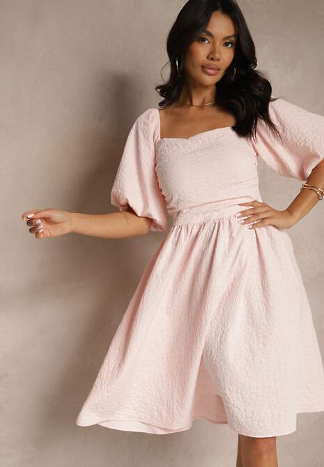 Różowa Rozkloszowana Sukienka z Bufiastymi Rękawami i Kwadratowym Dekoltem Mariwena