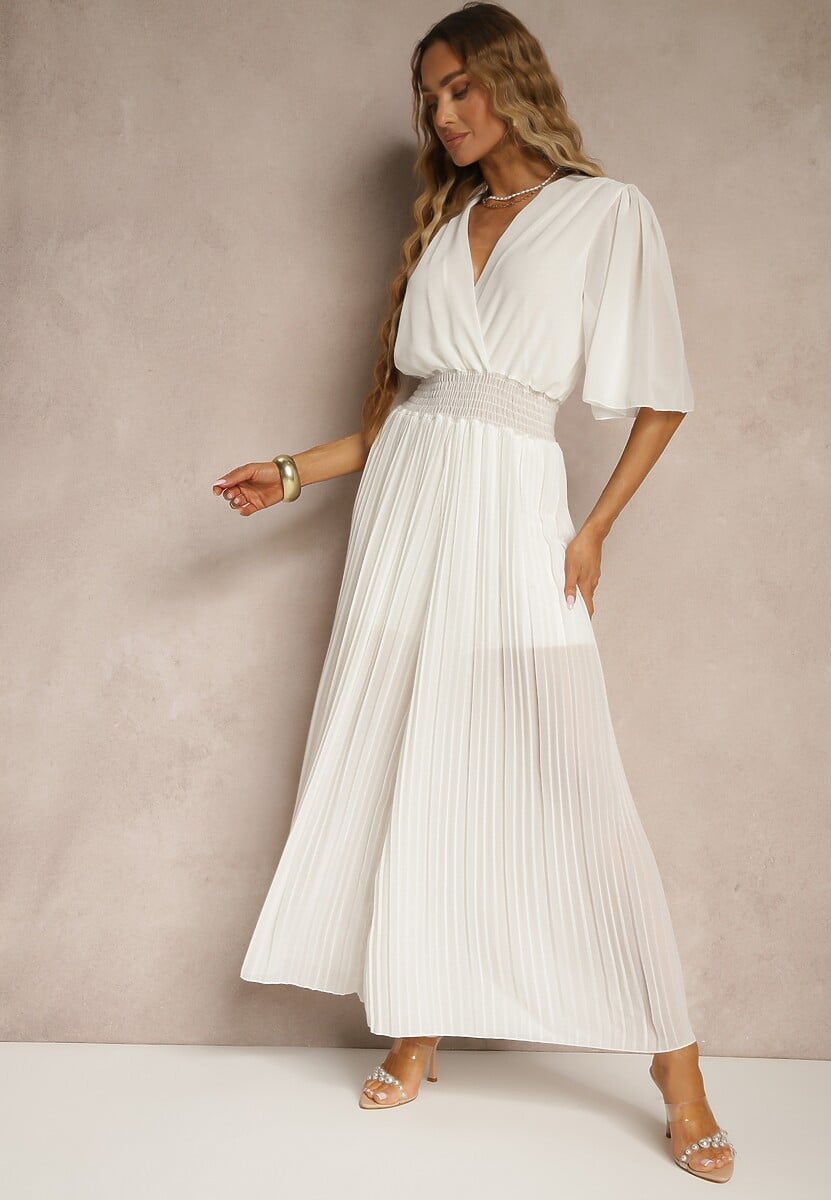 Biały Kombinezon z Kopertowym Dekoltem i Gumką w Pasie Zdobiony Plisami Amadle