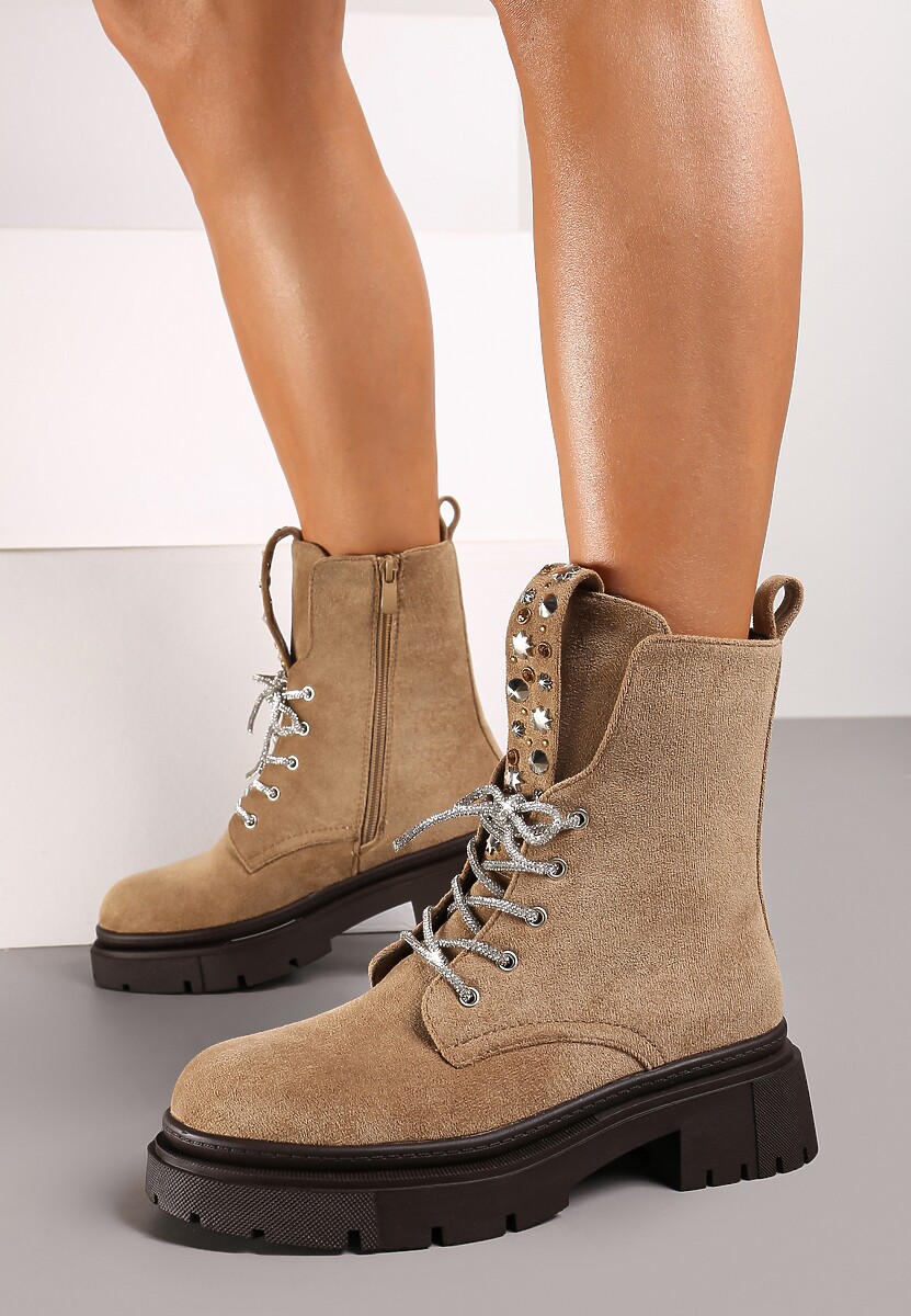 Ciemnobeżowe Botki Typu Traperki z Imitacji Zamszu na Platformie Ozdobione Ćwiekami przy Języku Evirira
