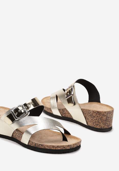 Złote Lakierowane Klapki w Typie Japonek na Koturnie Lorobia