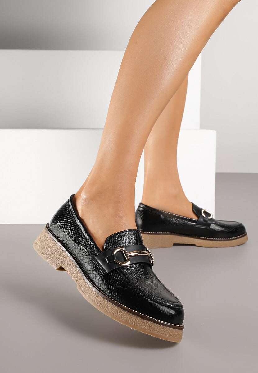 Czarne Mokasyny Ozdobione Tłoczoną Cholewką i Klamrą Tulunera