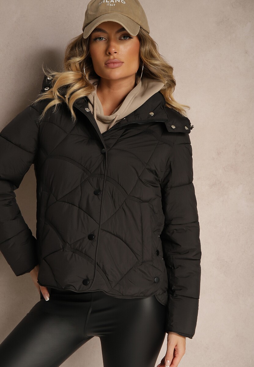 Czarna Kurtka z Pikowanymi Przeszyciami o Prostym Kroju z Kapturem i Kieszeniami Salielia