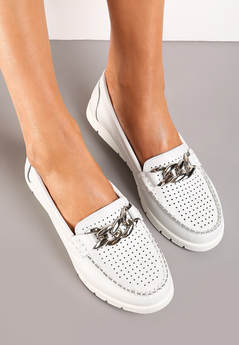 Białe Mokasyny Ozdobione Łańcuszkiem i Perforacja z Wkładką ze Skóry Naturalnej Vecera