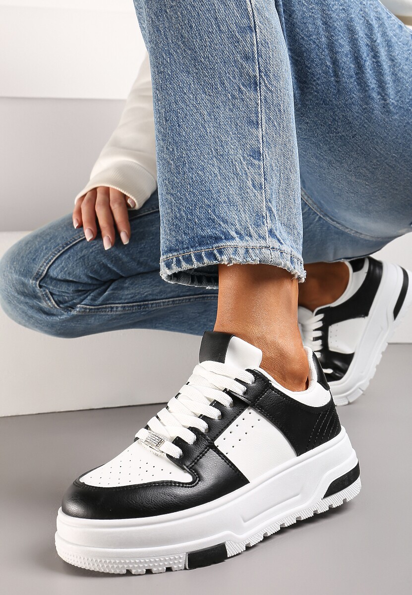 Biało-Czarne Sneakersy z Ekoskóry na Grubej Podeszwie z Ozdobnymi Wstawkami Sarnei